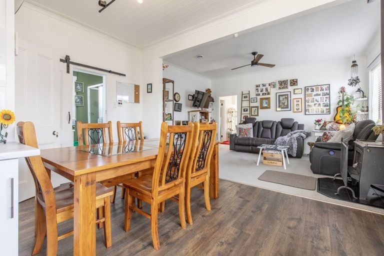 Photo of property in 13 Waverley Street, Waipawa, 4210