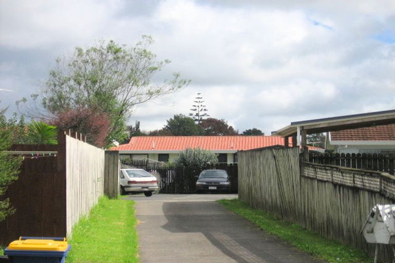 Photo of property in 2/167 Bruce Mclaren Road, Henderson, Auckland, 0612