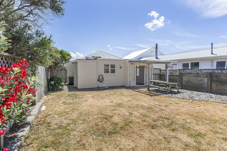 Photo of property in 137 Apu Crescent, Lyall Bay, Wellington, 6022