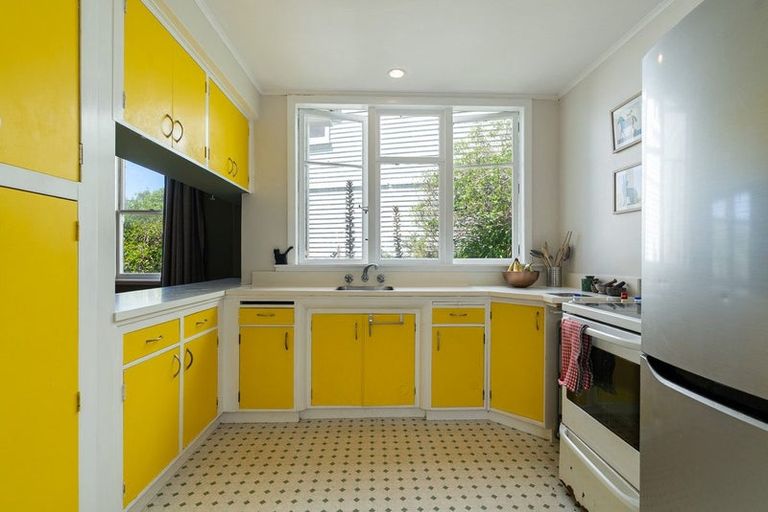 Photo of property in 25 Sutherland Crescent, Melrose, Wellington, 6023