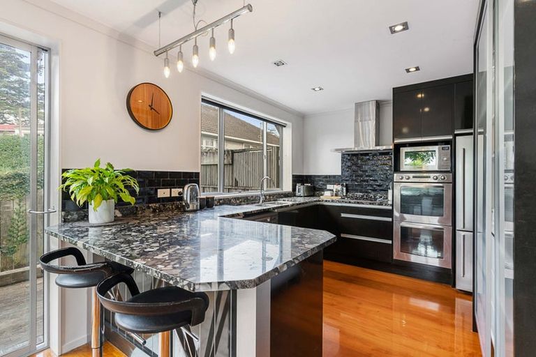 Photo of property in 2 Exmouth Road, Northcote, Auckland, 0627