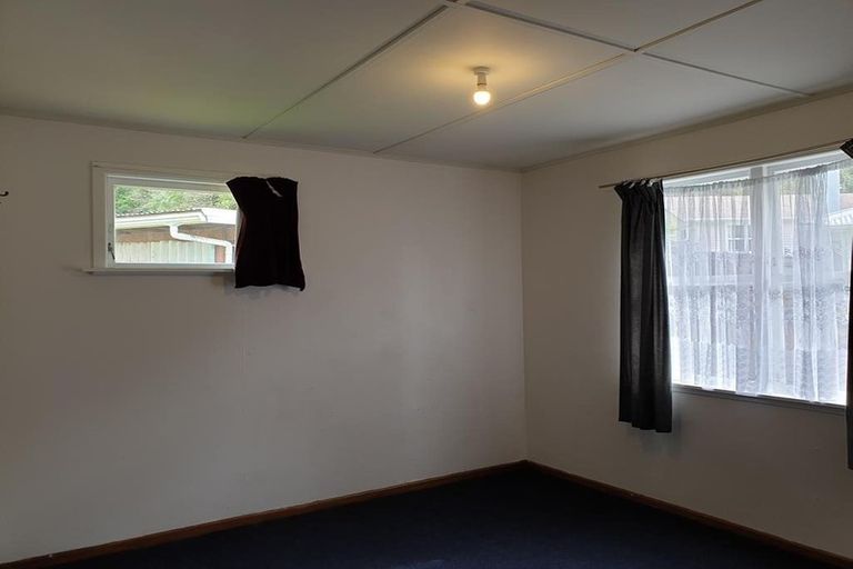 Photo of property in 27 Shackleton Grove, Stokes Valley, Lower Hutt, 5019