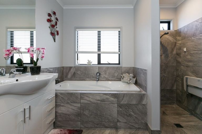 Photo of property in 15 Hawea Place, Poraiti, Napier, 4112