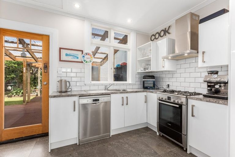 Photo of property in 75 Marine Parade, Eastbourne, Lower Hutt, 5013