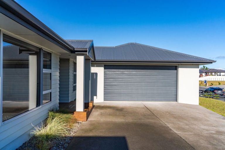 Photo of property in 33 Karoro Road, One Tree Point, 0118