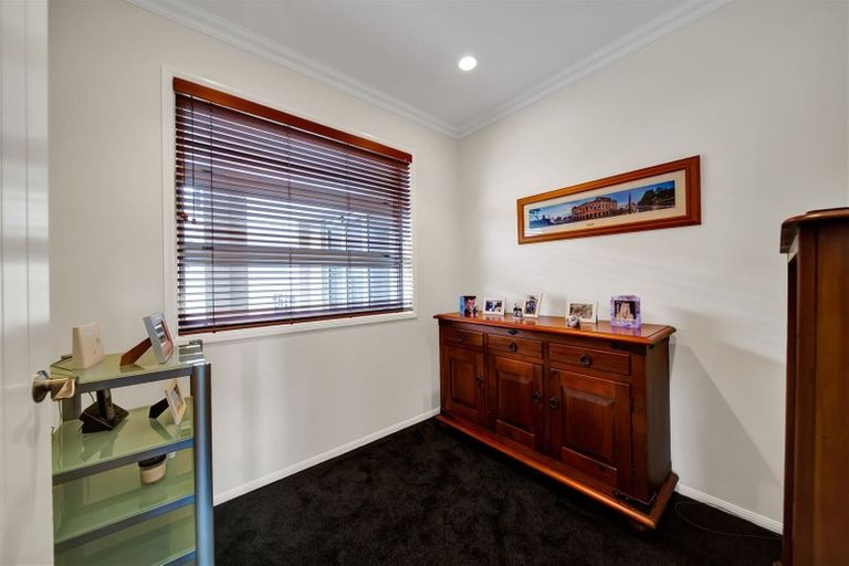 Photo of property in 15 Mangorei Road, Strandon, New Plymouth, 4312