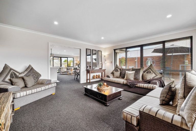 Photo of property in 3 Saint Heliers Grove, Fitzherbert, Palmerston North, 4410