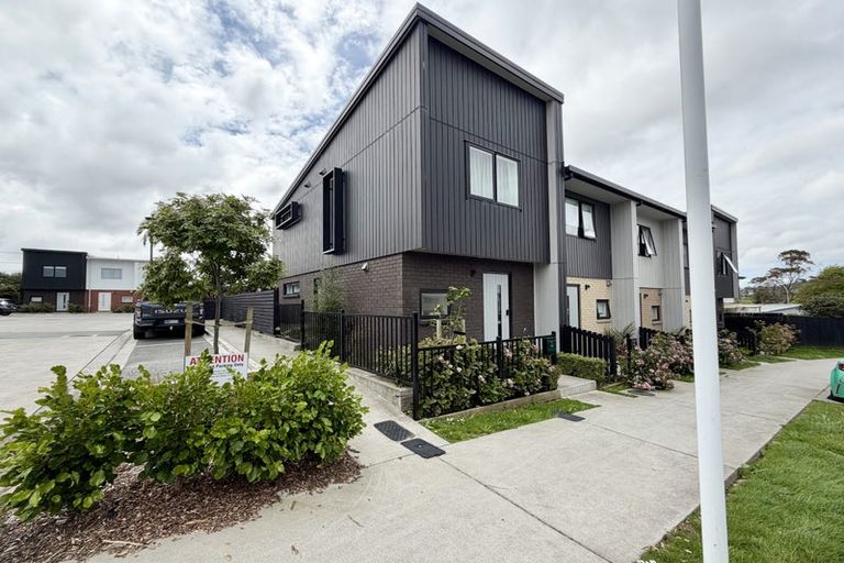 Photo of property in 16 Hoopers Road, Glen Eden, Auckland, 0602