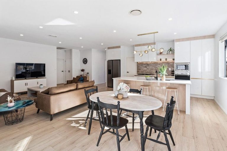 Photo of property in 28 Konoba Avenue, Kumeu, 0810