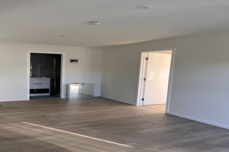 Photo of property in 1 Loughanure Place, Massey, Auckland, 0614