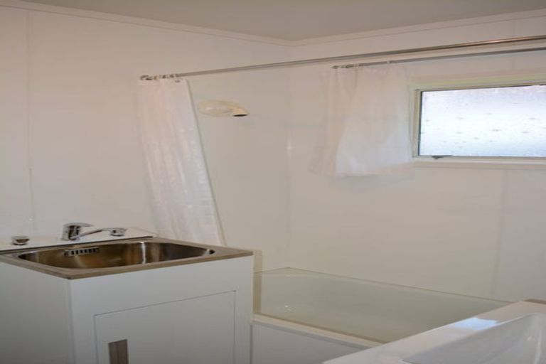 Photo of property in 4/318 Te Atatu Road, Te Atatu South, Auckland, 0610