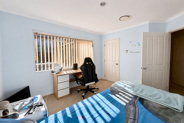 Photo of property in 28 Piper Place, Goodwood Heights, Auckland, 2105