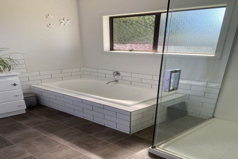 Photo of property in 68 Bruce Mclaren Road, Henderson, Auckland, 0612