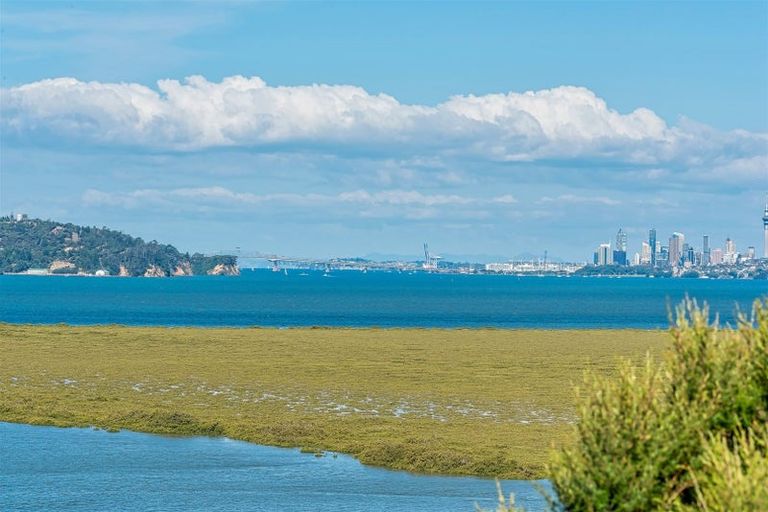 Photo of property in 215 West Harbour Drive, West Harbour, Auckland, 0618