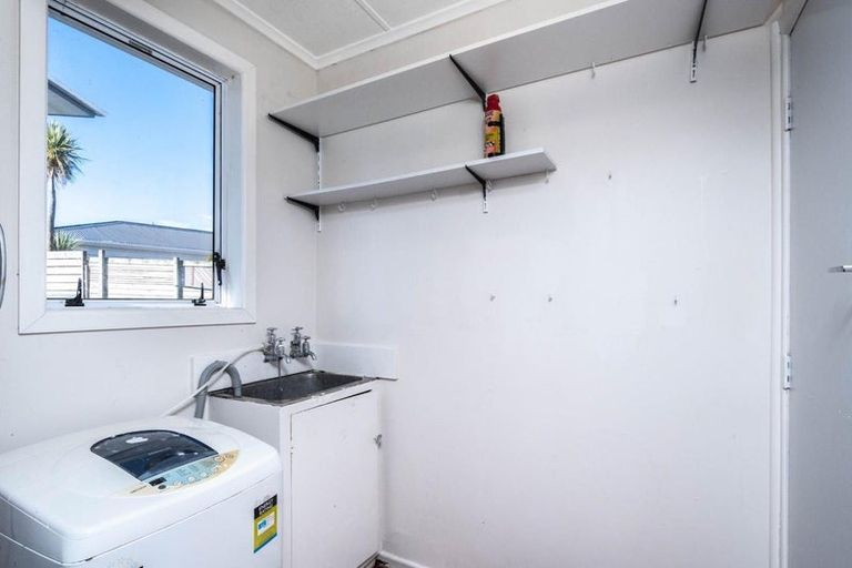 Photo of property in 27 Brooker Grove, Newlands, Wellington, 6037