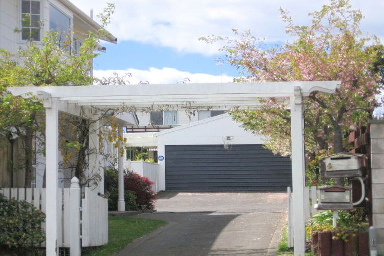 Photo of property in 2/4 Ingle Avenue, Waipahihi, Taupo, 3330