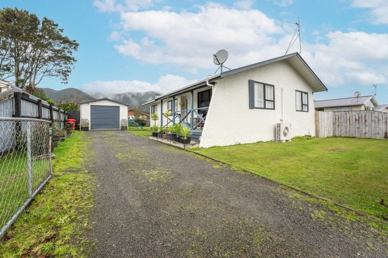 Photo of property in 318 Wellington Road, Wainuiomata, Lower Hutt, 5014