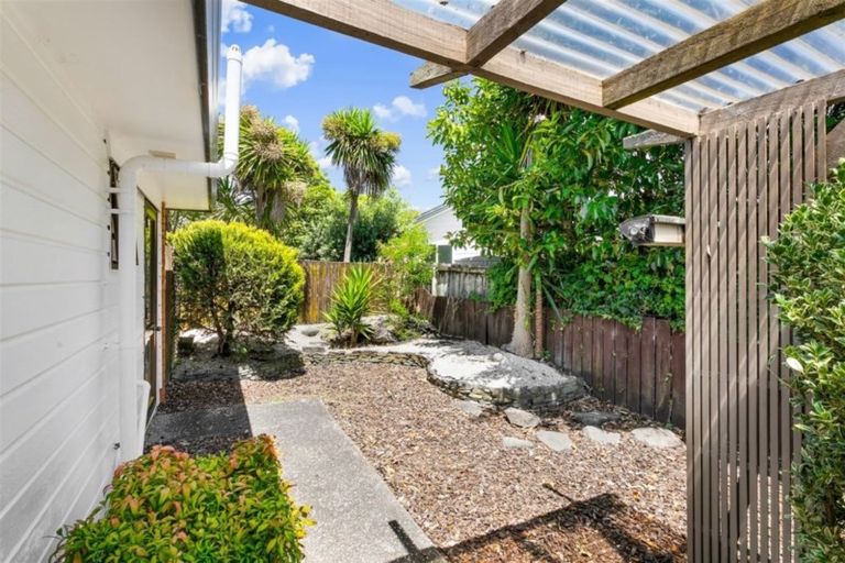 Photo of property in 2/16 Matisse Drive, West Harbour, Auckland, 0618