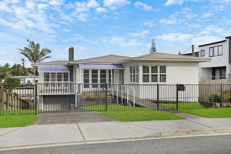 Photo of property in 16 Sylvan Crescent, Te Atatu South, Auckland, 0610
