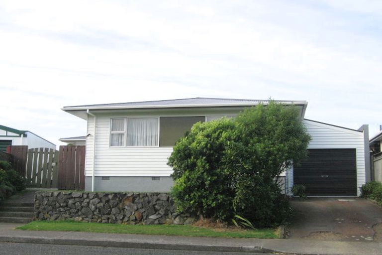 Photo of property in 52 Somes Crescent, Newlands, Wellington, 6037