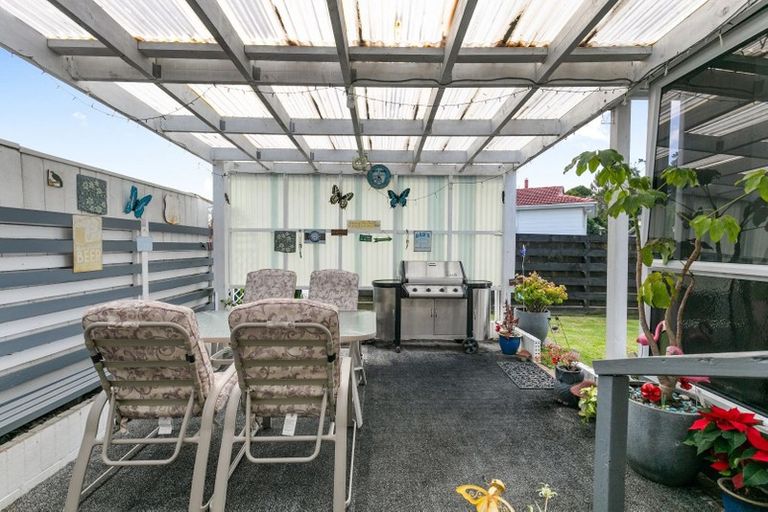Photo of property in 10 Lipton Grove, Opaheke, Papakura, 2113