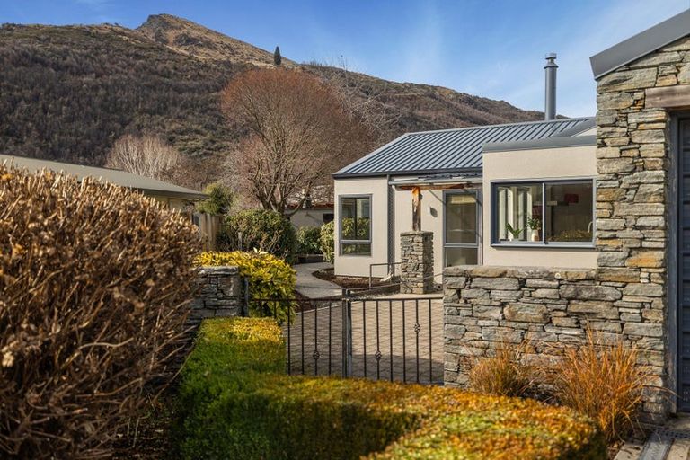 Photo of property in 11 Elva Dawson Place, Arrowtown, 9302