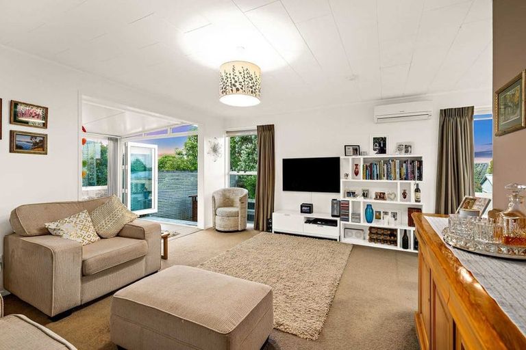 Photo of property in 2 Allington Road, Massey, Auckland, 0614