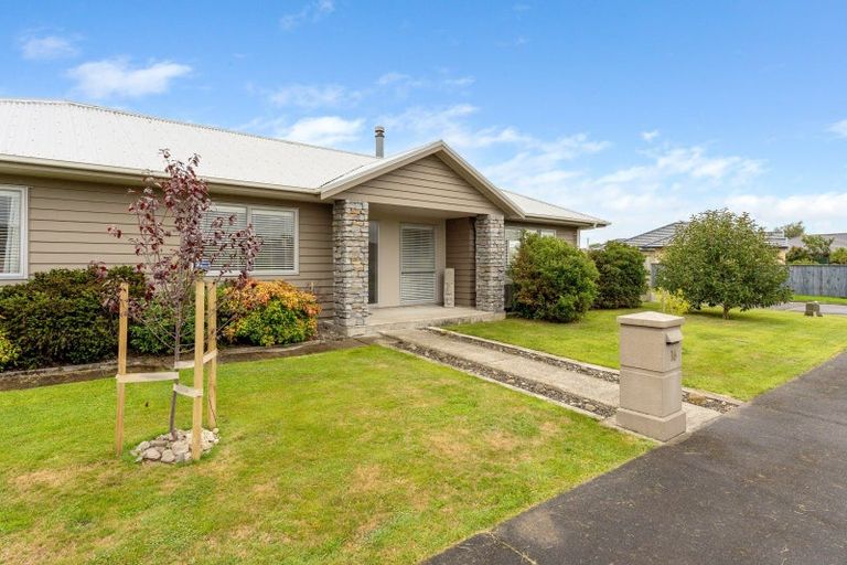 Photo of property in 16 Barry Curtis Place, Levin, 5510