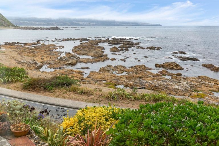 Photo of property in 140 The Esplanade, Houghton Bay, Wellington, 6023