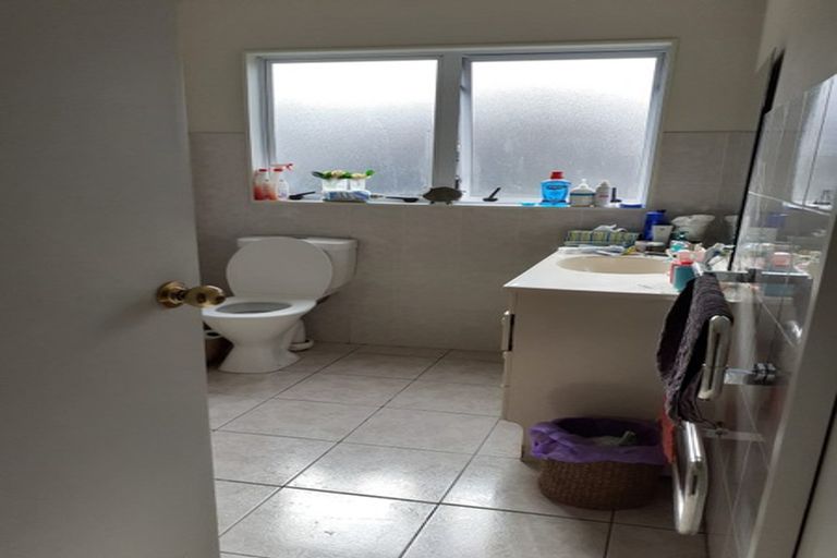 Photo of property in 1/9 Santiago Crescent, Unsworth Heights, Auckland, 0632