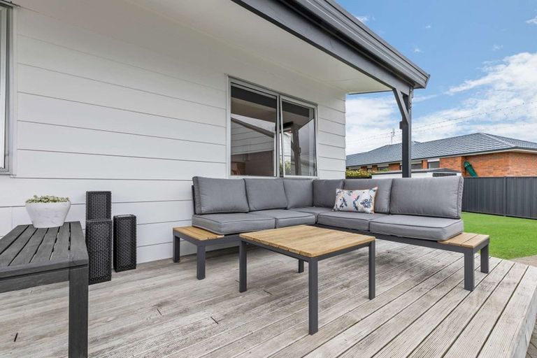 Photo of property in 22 Edgewater Parade, Waiuku, 2123
