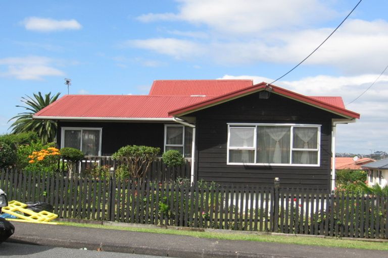 Photo of property in 1/2 Aotea Road, Glen Eden, Auckland, 0602
