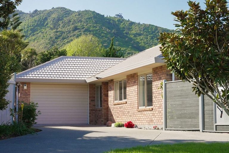 Photo of property in 15 Balmerino Grove, Waikanae, 5036