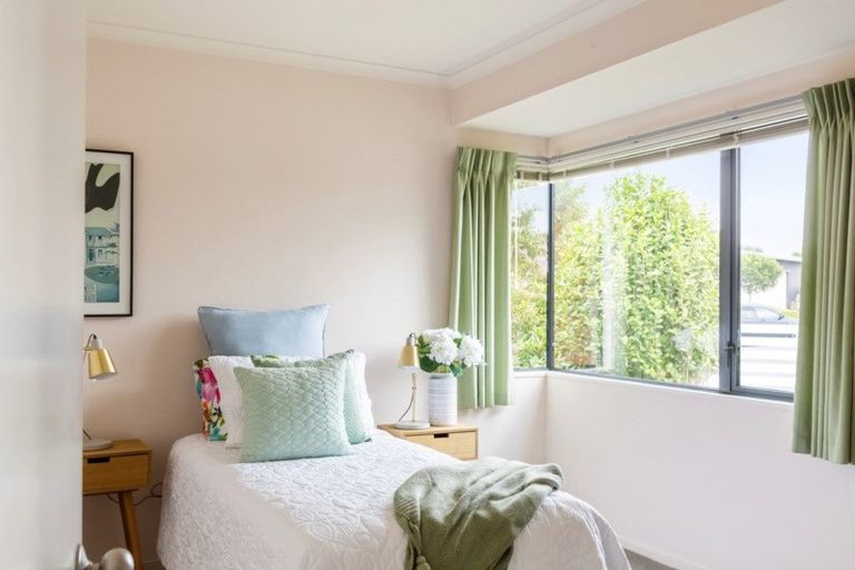 Photo of property in 2 Taylor Place, Merrilands, New Plymouth, 4312