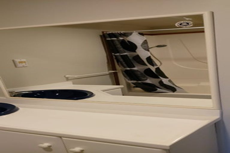 Photo of property in 24 Shearwater Street, One Tree Point, 0118