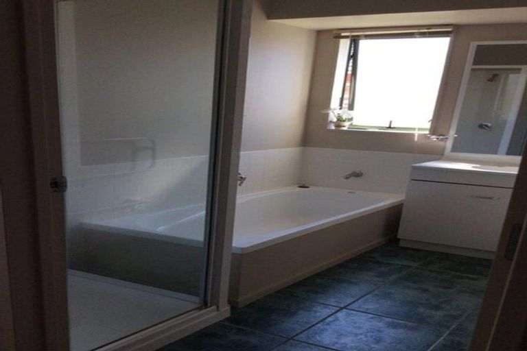 Photo of property in 2 Baltic Place, Goodwood Heights, Auckland, 2105