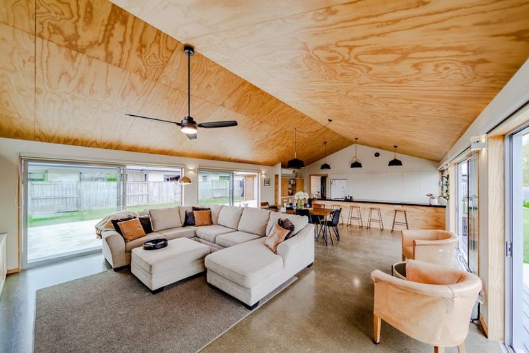 Photo of property in 76 Belgrove Drive, Waipukurau, 4200