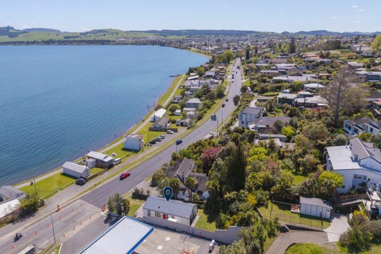 Photo of property in 1/202 Lake Terrace, Waipahihi, Taupo, 3330
