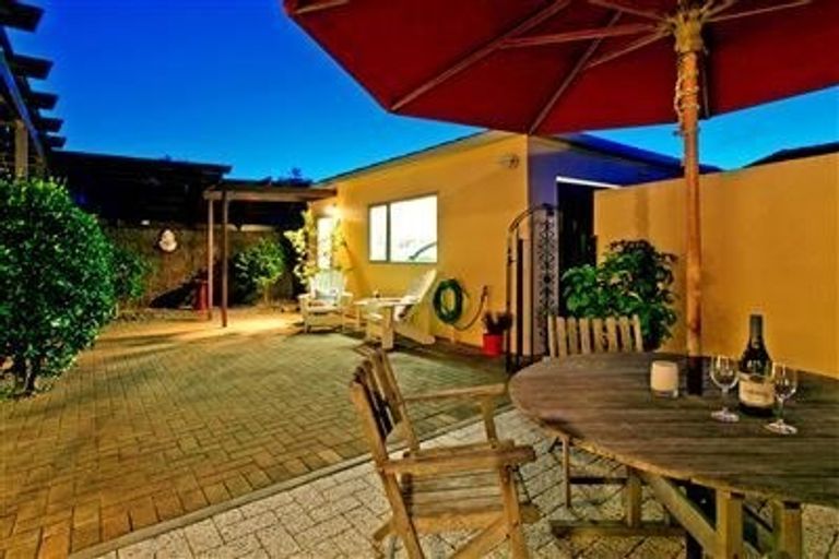 Photo of property in 2/24 Shakespeare Road, Milford, Auckland, 0620