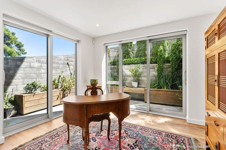 Photo of property in 122 Nicholson Road, Khandallah, Wellington, 6035