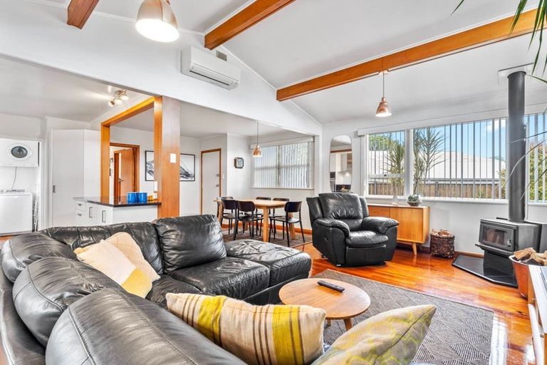 Photo of property in 6 Clinton Avenue, Te Atatu Peninsula, Auckland, 0610