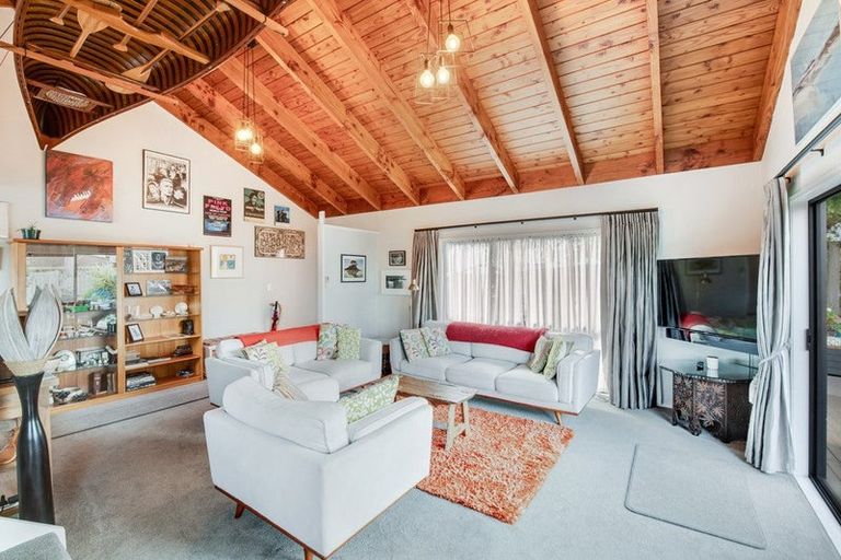 Photo of property in 17 Leiden Place, Totara Vale, Auckland, 0629