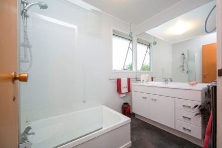 Photo of property in 91 Sunnyside Road, Sunnyvale, Auckland, 0612