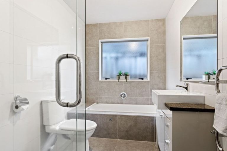 Photo of property in 5 Catlins Place, Fairview Heights, Auckland, 0632