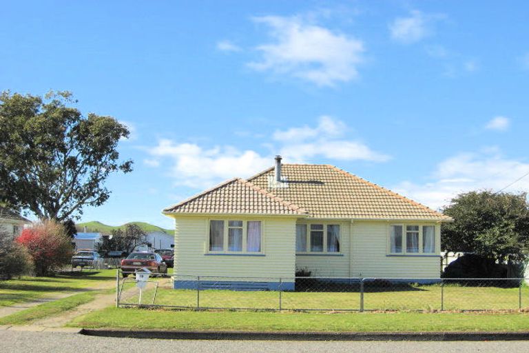 Photo of property in 16 Charles Street, Takapau, 4203