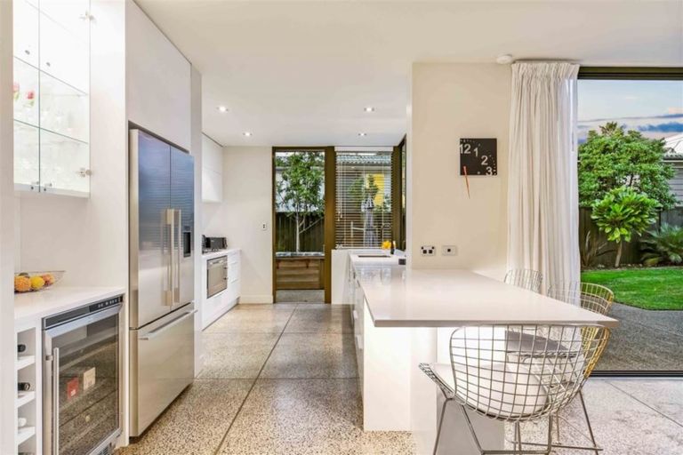 Photo of property in 4a Norwood Road, Bayswater, Auckland, 0622