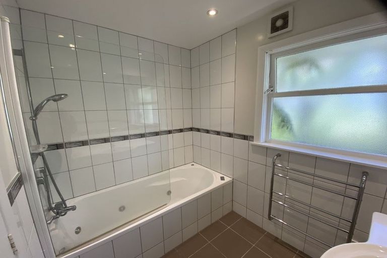 Photo of property in 37 Huntleigh Park Way, Ngaio, Wellington, 6035