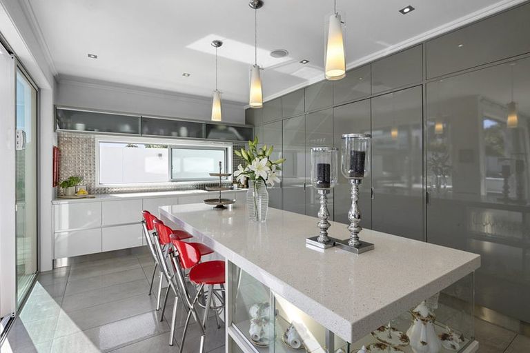 Photo of property in 10 Pendarves Street, New Plymouth, 4310