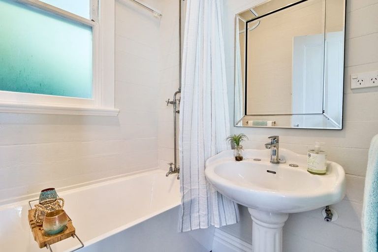 Photo of property in 32 Maarama Crescent, Aro Valley, Wellington, 6021