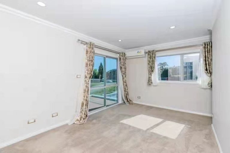 Photo of property in 436 East Coast Road, Windsor Park, Auckland, 0630